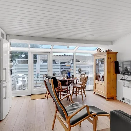 Pet Friendly In With Kitchen